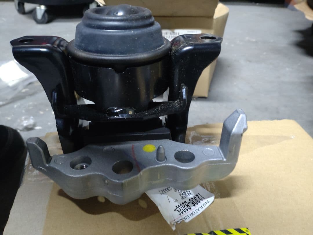 ダイハツ純正　エンジンマウント