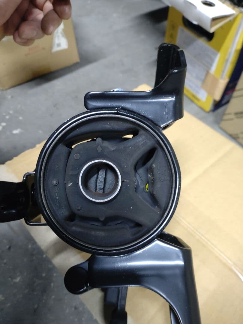 ダイハツ純正　エンジンマウント