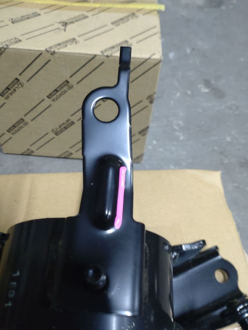 ダイハツ純正　エンジンマウント