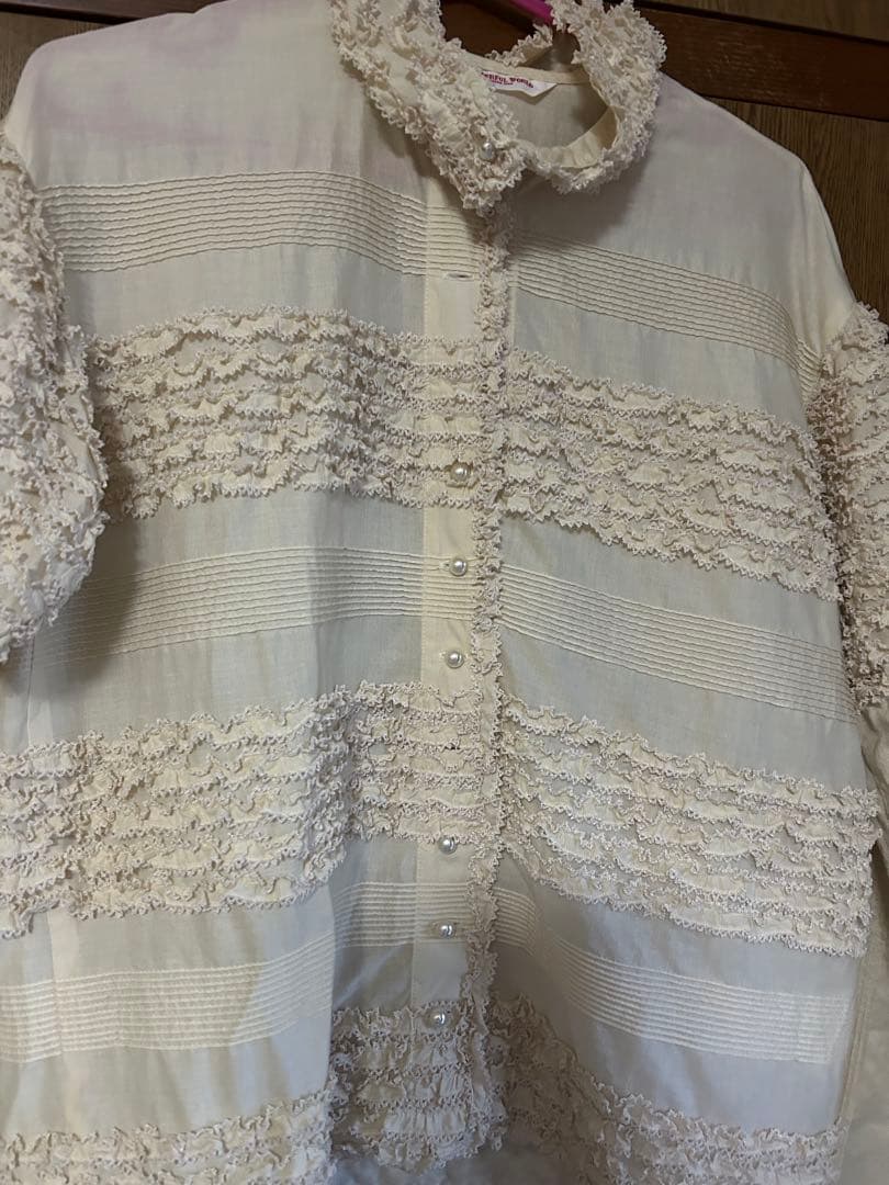 ワンダフルワールドのキナリ豪華なブラウスです。