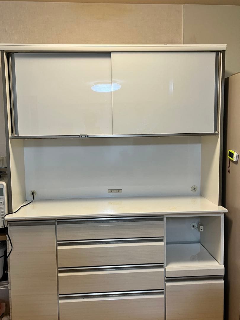 定価27万円★高級感あふれる食器棚　幅約140㌢