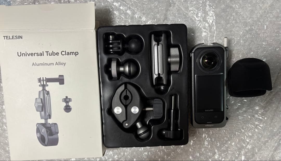 Insta360 ビデオカメラ 本体とキャップとハンドルクランプ