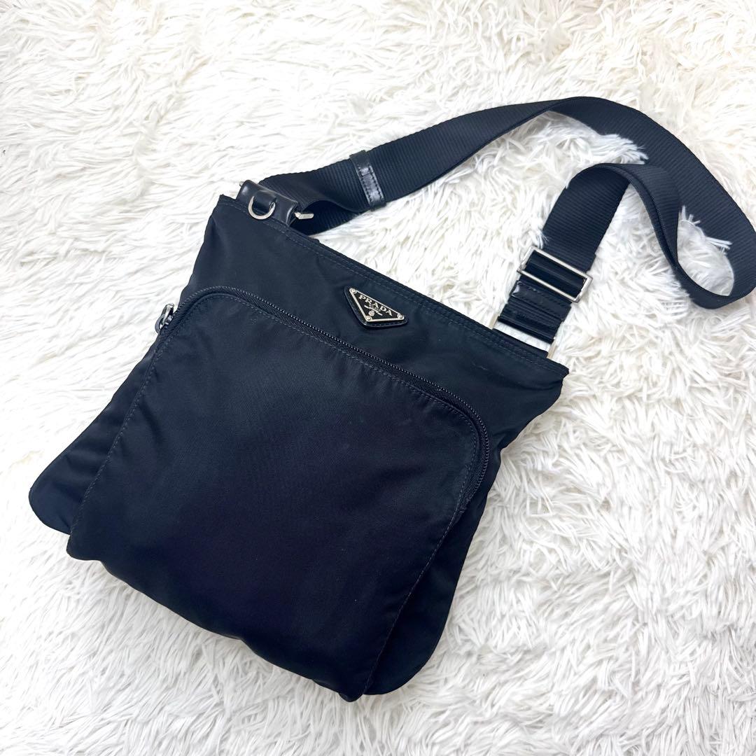 近年 PRADA プラダ ショルダーバッグ サコッシュ 三角ロゴ 黒 ナイロン