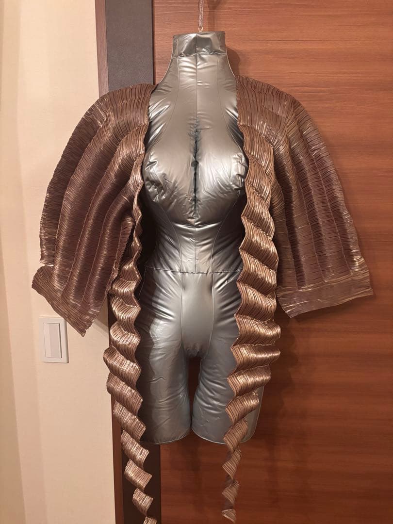 イッセイミヤケ　 ゴールド　レディース　プリーツベスト M