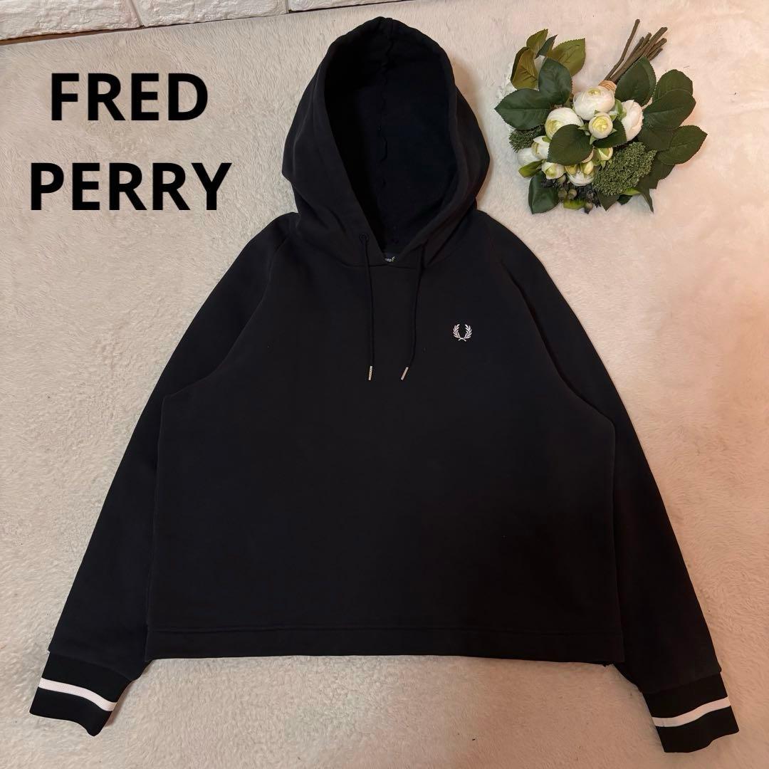 フレッドペリー FRED PERRY フーディークロップド丈 パーカー 裾ロゴ