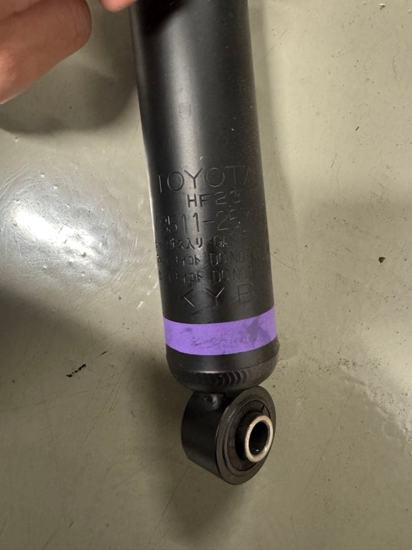 ハイエースワゴン　4WD ショックアブソーバー