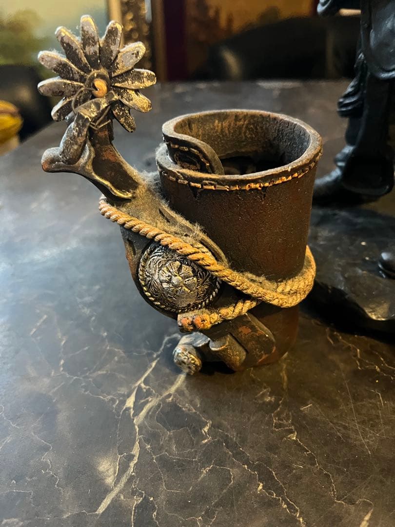 クーマンで スターチュー像 ブロンズ風 鞍とライフル銃を持ったカウボーイ