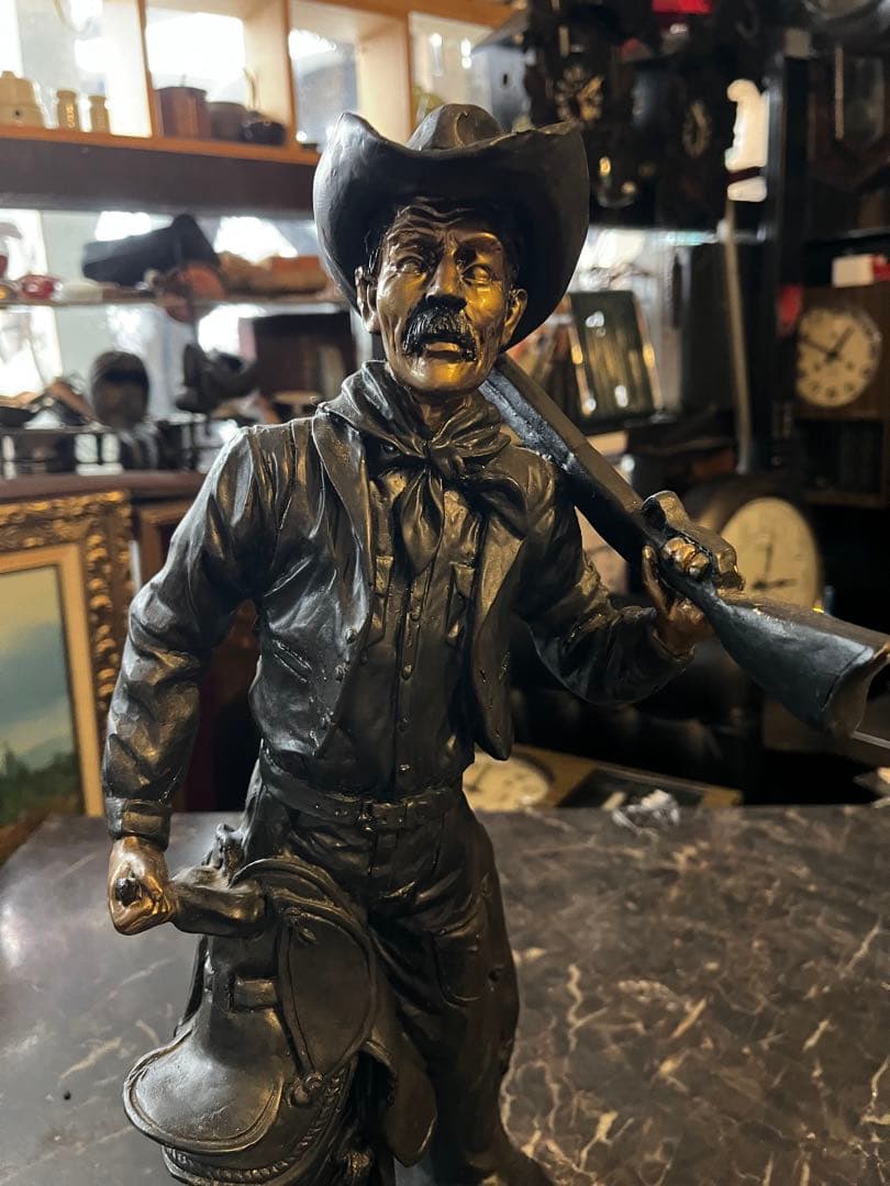 クーマンで スターチュー像 ブロンズ風 鞍とライフル銃を持ったカウボーイ