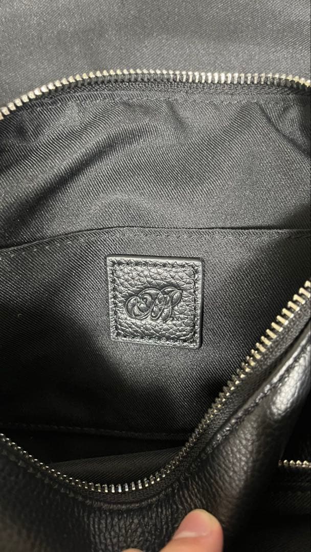 BEARDSLEY レザーボディバッグ ブラック