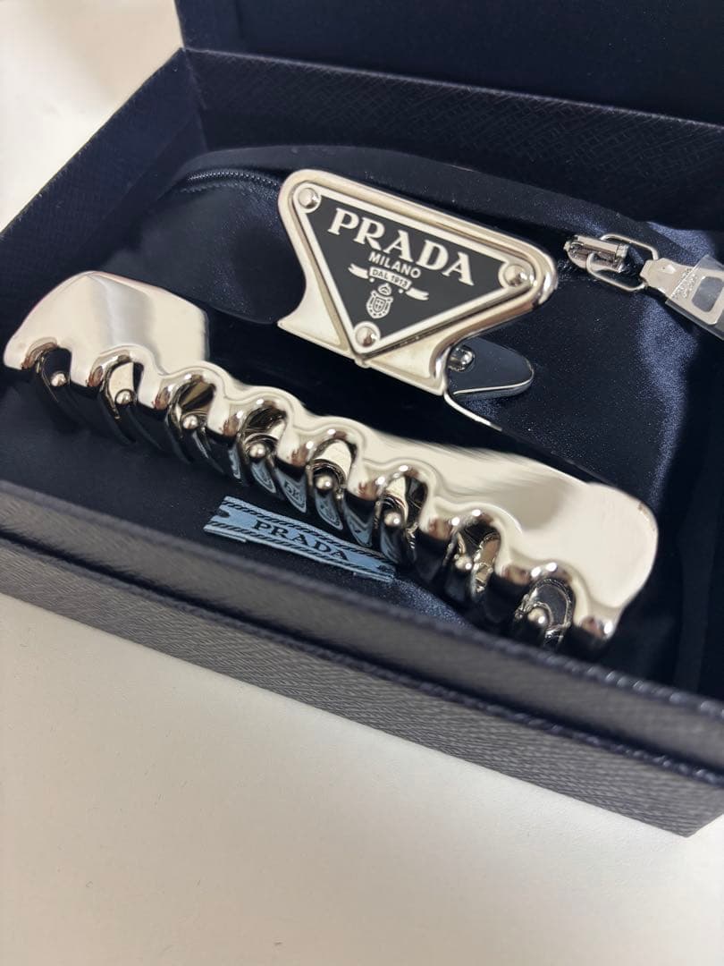 PRADA メタル ヘアクリップ