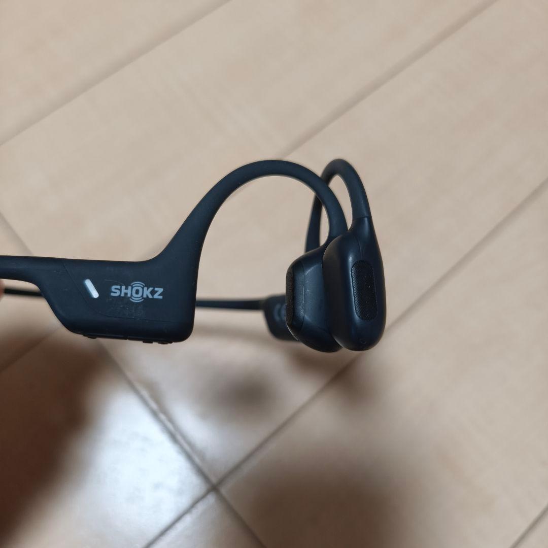 SHOKZ open run pro 本体とUSBケーブル