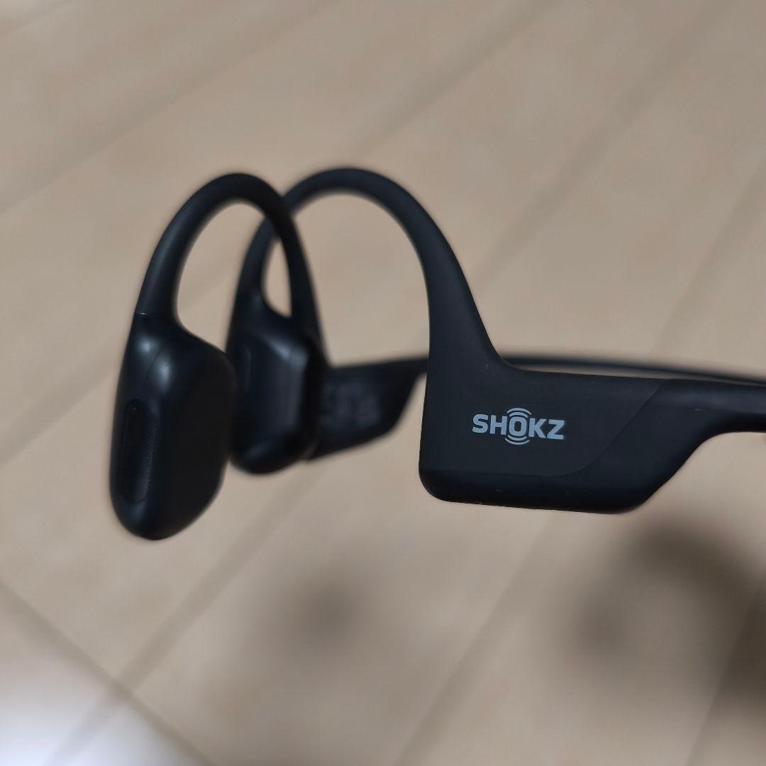 SHOKZ open run pro 本体とUSBケーブル