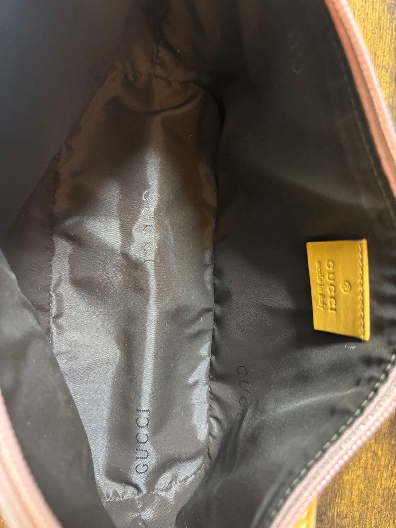 GUCCI ピンク スエード アクセサリーポーチ