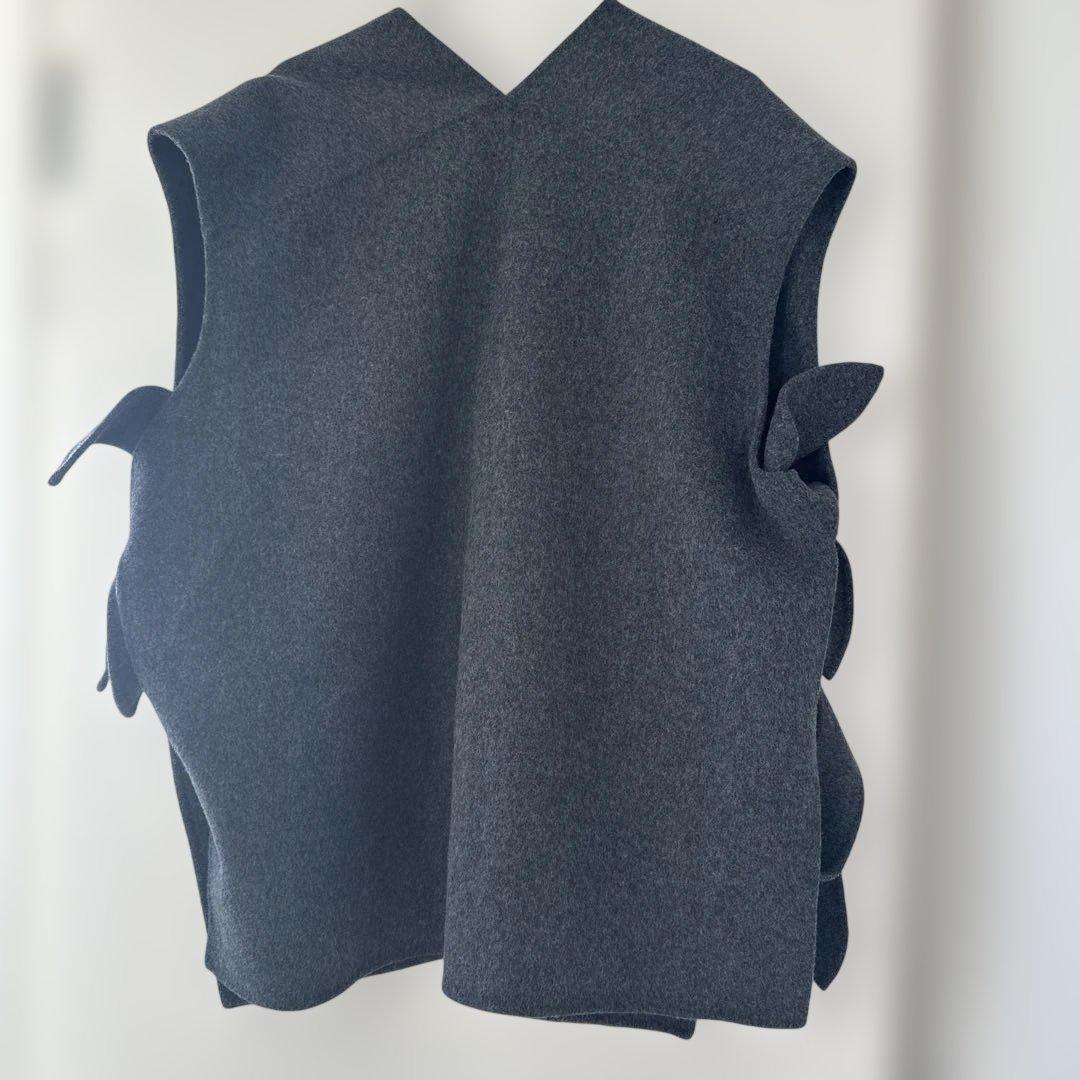Heve グレー Vネック ジレ