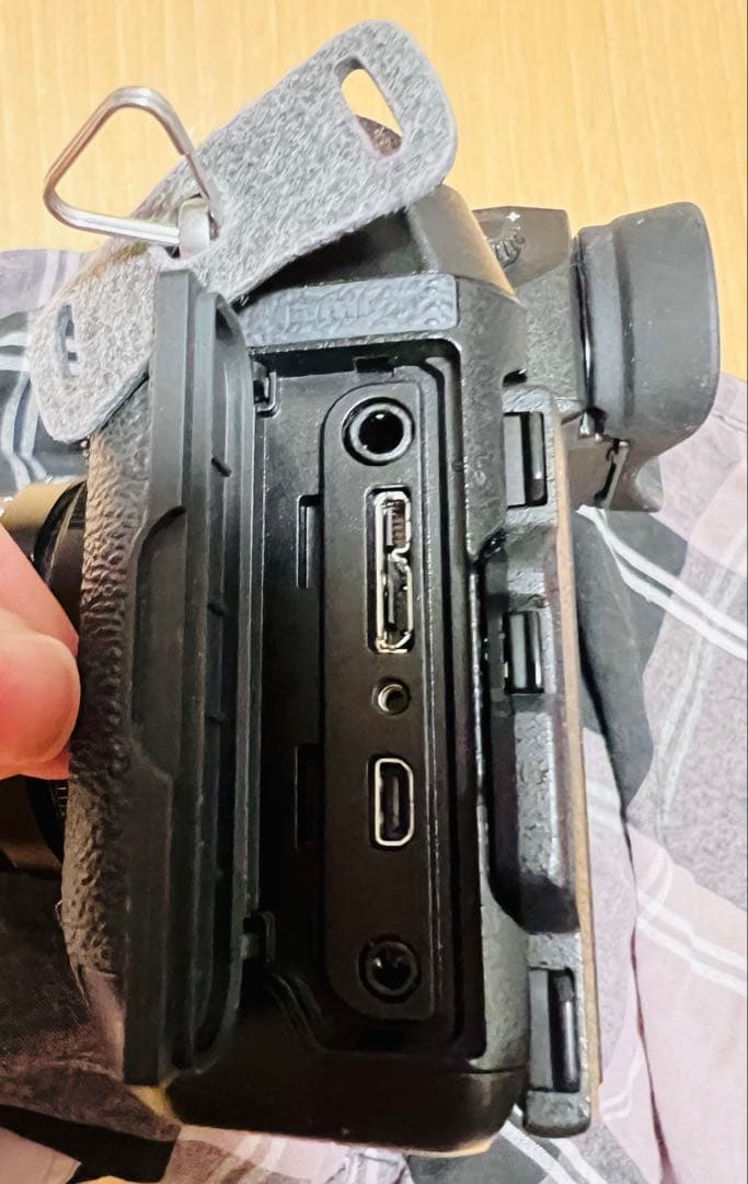 富士フイルム FUJIFILM X-H1 カメラ・バッテリー2個・充電器