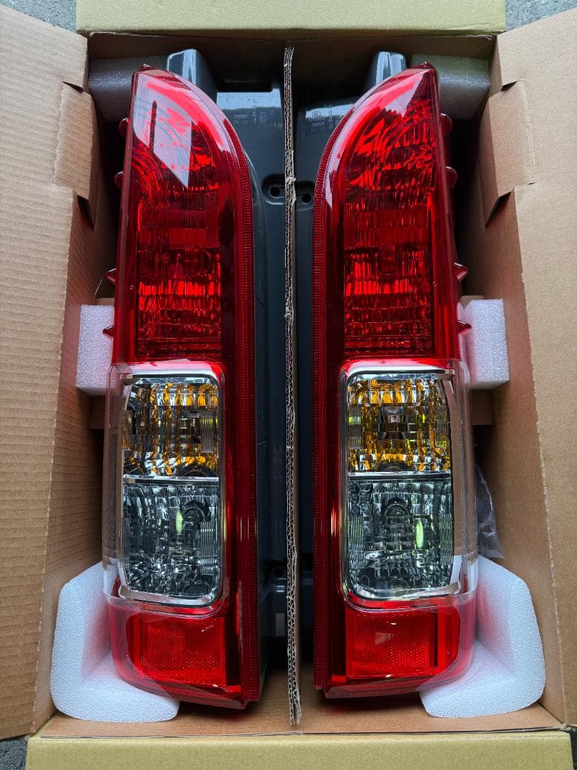 200系ハイエースバン S-GL 純正クリスタルコンビテール 左右 新車外し品