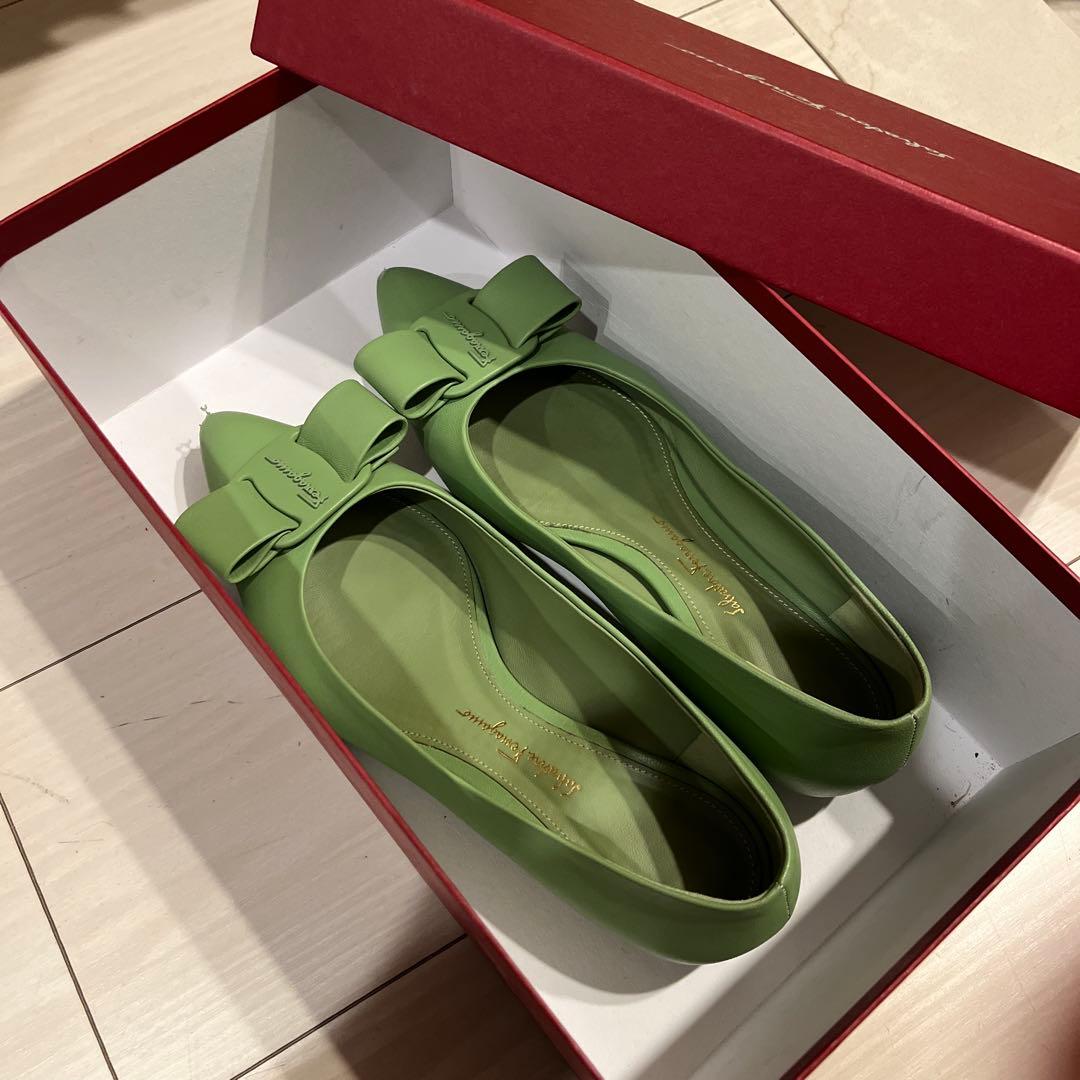 フェラガモ viva グリーン　6D