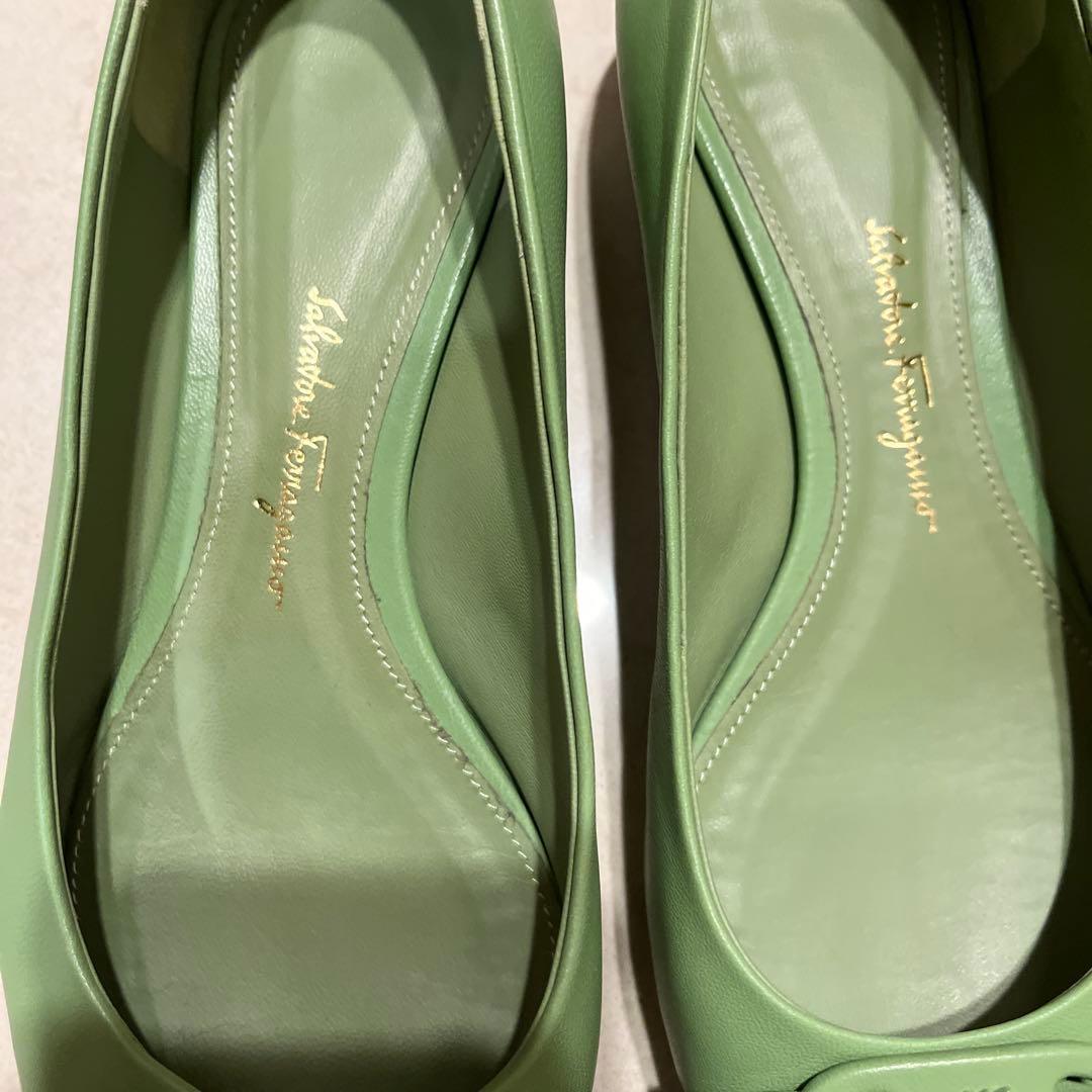 フェラガモ viva グリーン　6D