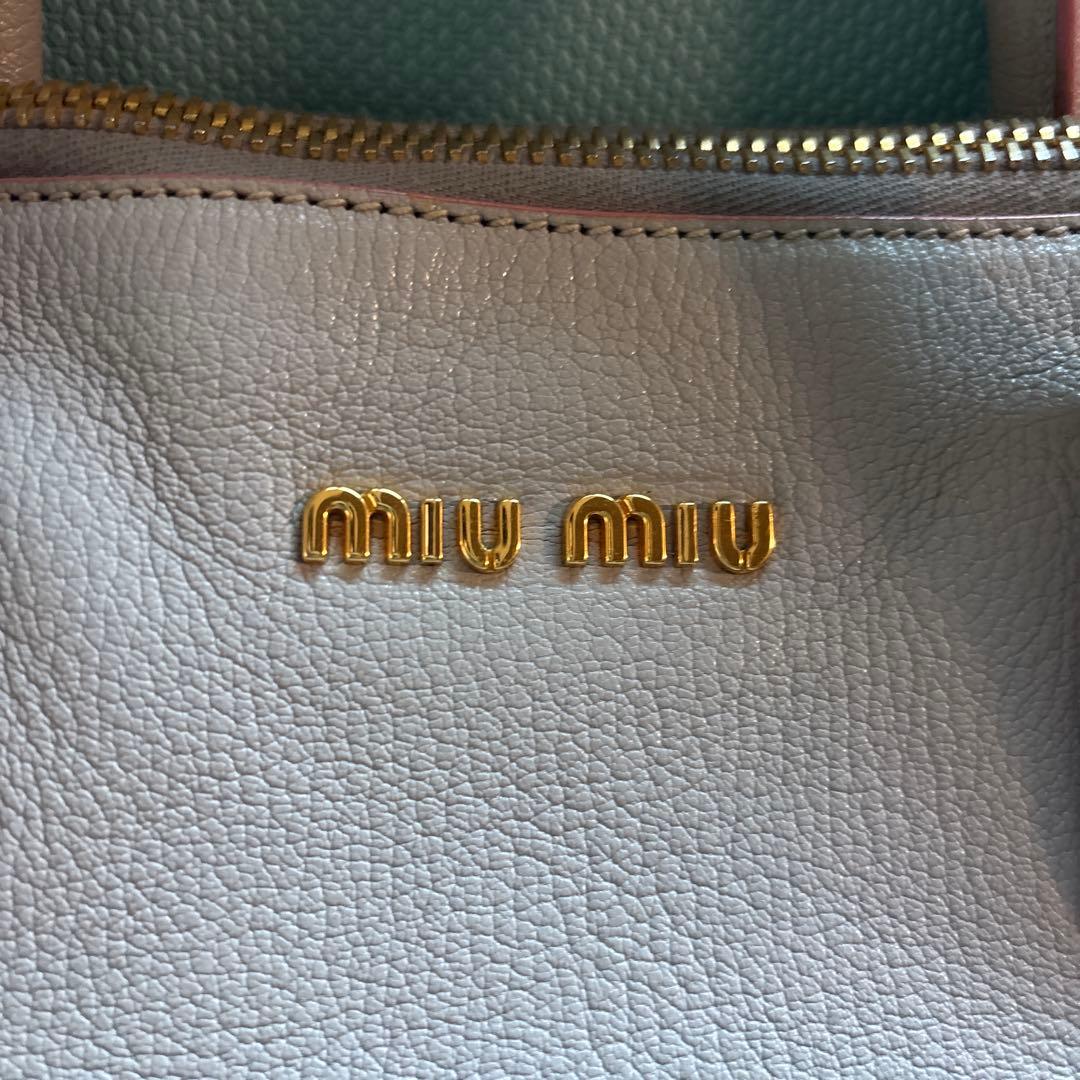 Miu Miu ライトグレー ハンドバッグ