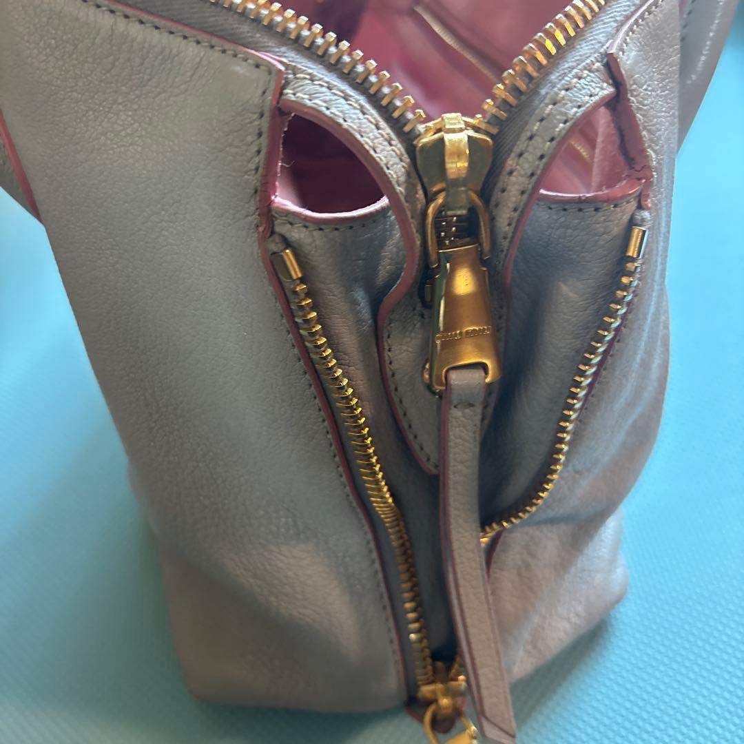 Miu Miu ライトグレー ハンドバッグ