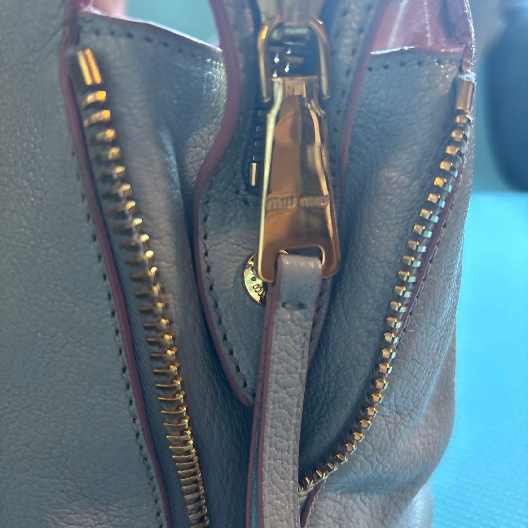 Miu Miu ライトグレー ハンドバッグ