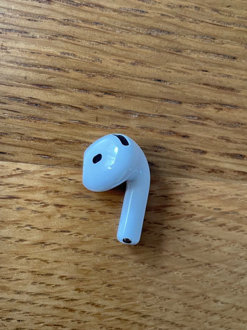 AirPods 4 本体 右耳とケース
