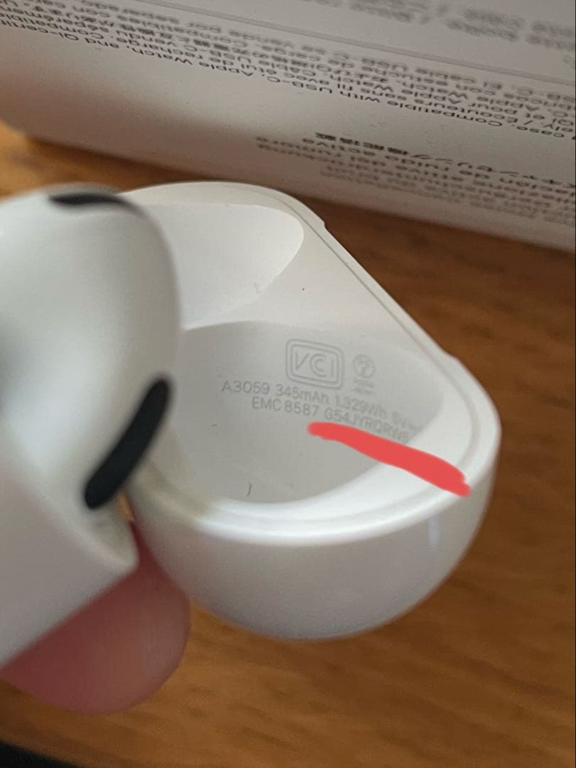 AirPods 4 本体 右耳とケース