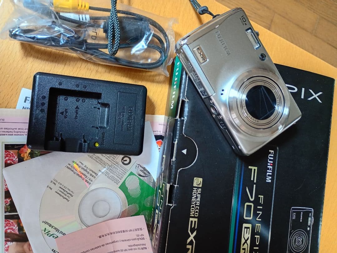 Fujifilm FinePix F70EXR シルバー