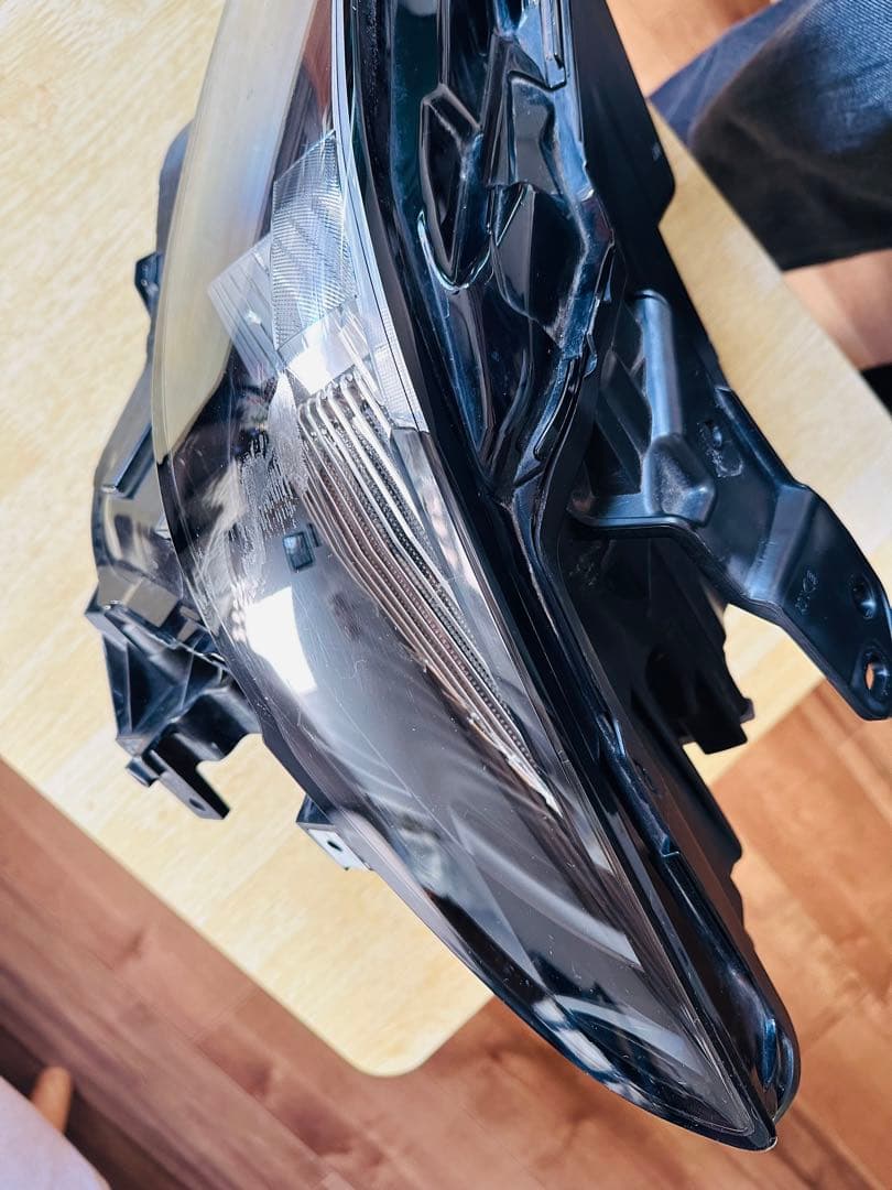 マツダ MAZDA3左ヘッドライトユニット 点灯動作確認済みです。