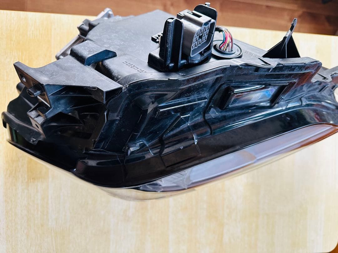 マツダ MAZDA3左ヘッドライトユニット 点灯動作確認済みです。