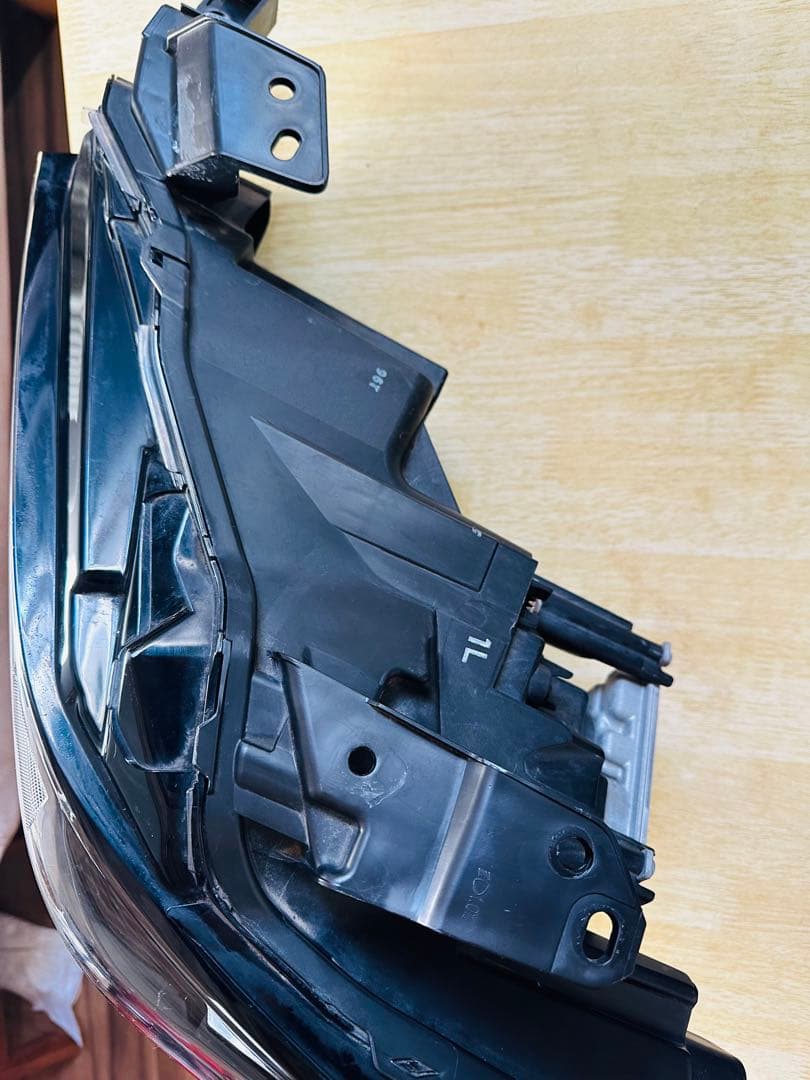 マツダ MAZDA3左ヘッドライトユニット 点灯動作確認済みです。