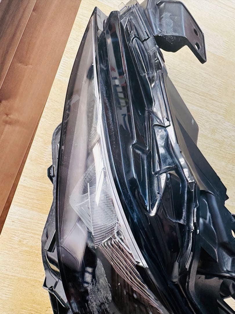 マツダ MAZDA3左ヘッドライトユニット 点灯動作確認済みです。