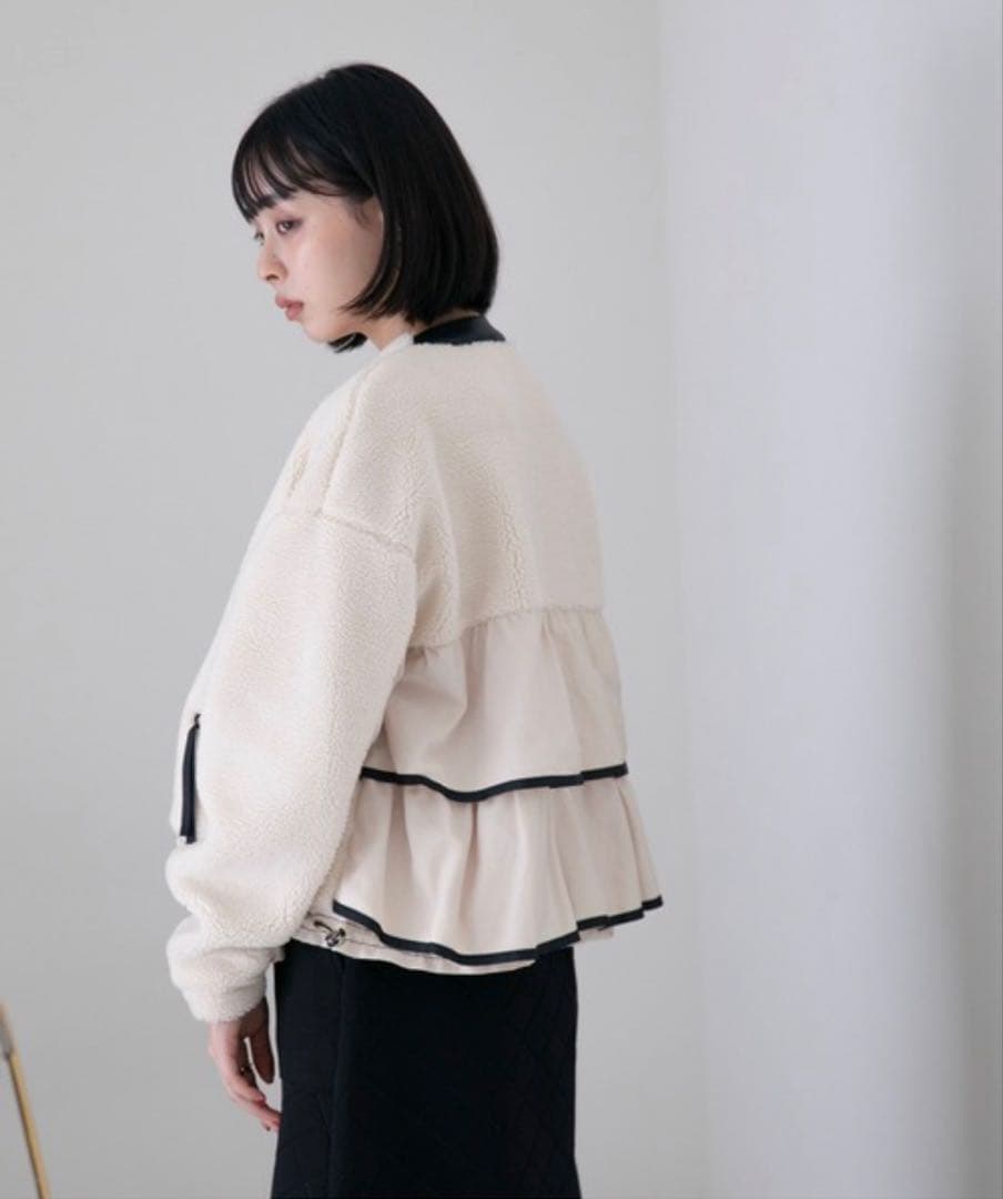 Eimee Lawバックフリルショートボアブルゾン アイボリー
