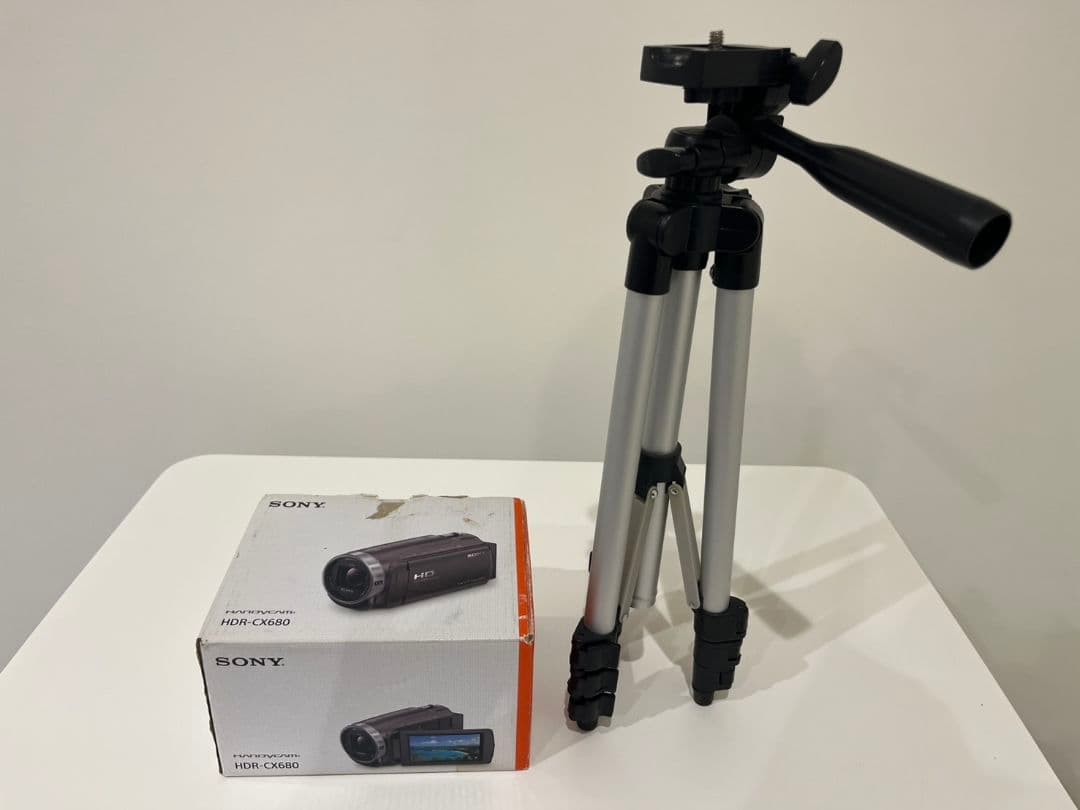 18年製　SONYビデオカメラHDR-CX680三脚付き