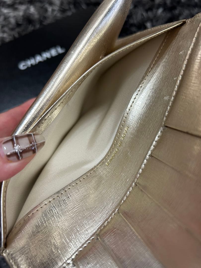CHANEL ゴールド 二つ折り長財布 ガマ口　箱付き