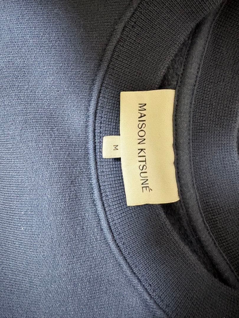 【松木のよく映える庭で】 メゾンキツネトレーナーLM00302KM0307