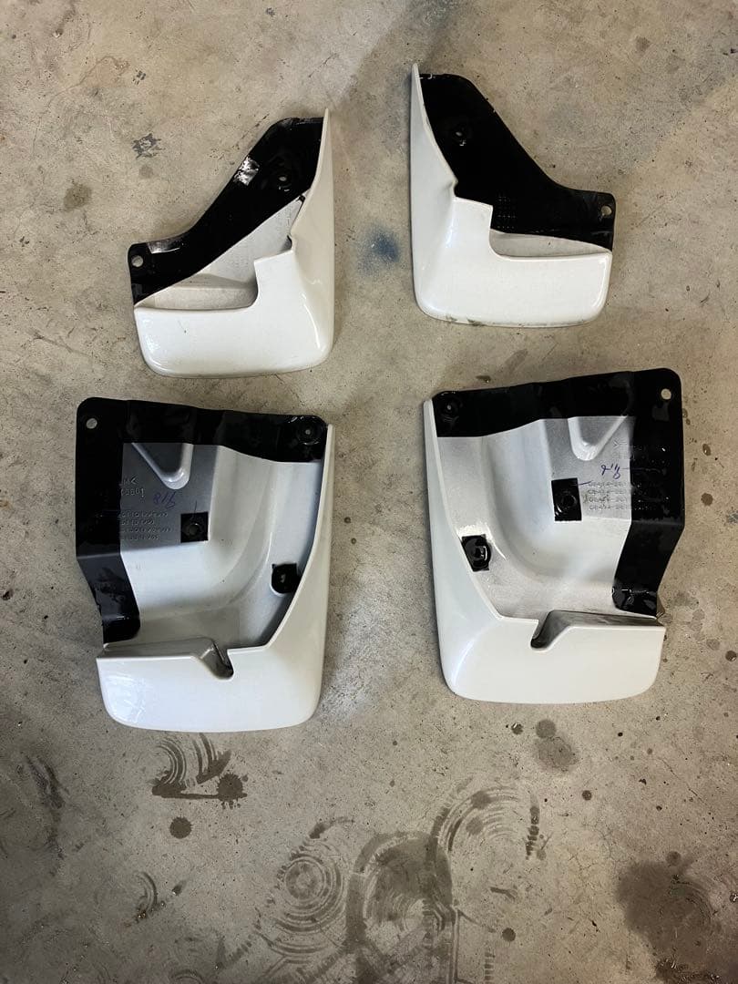 ハイエース 純正 マッドガード ホワイト