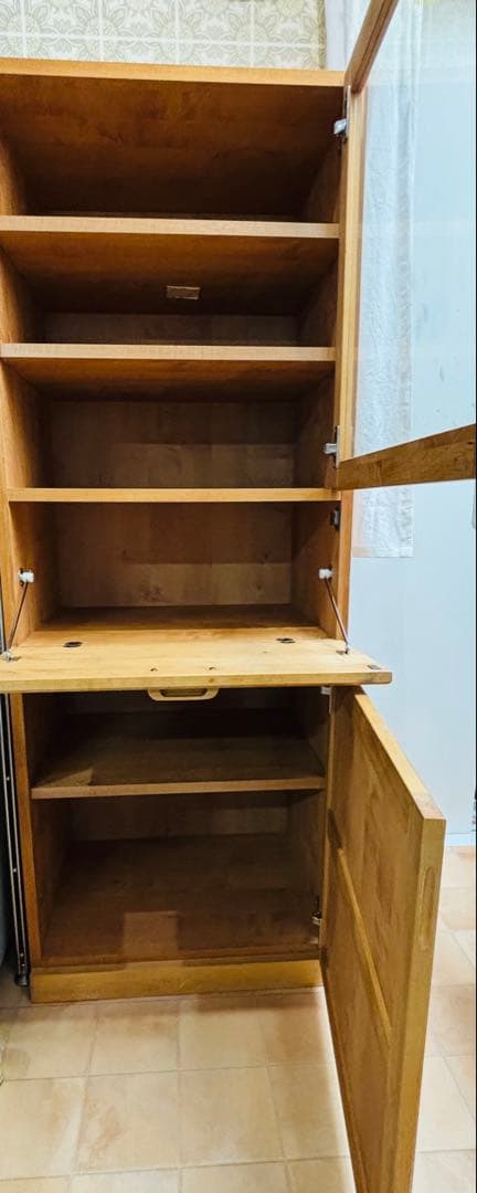 モモナチュラル　食器棚　アルダー材　ガラス扉