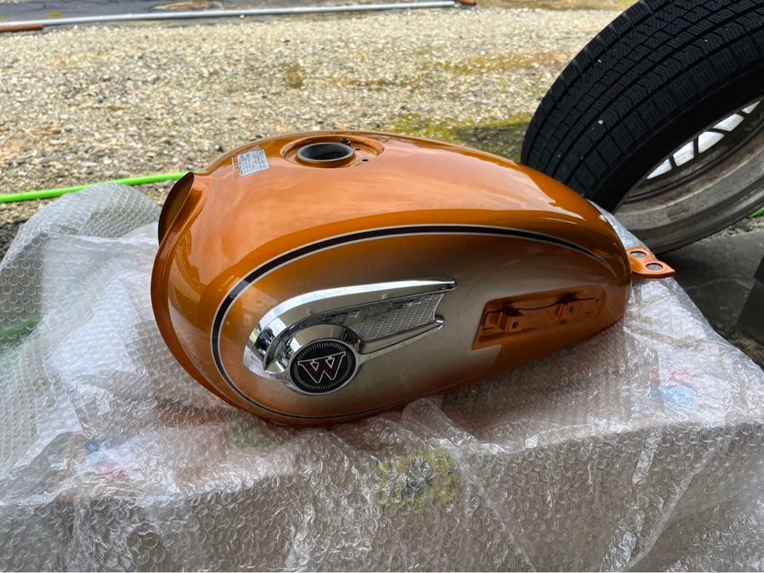 w800 タンク　サイドカバー　ヘッドライトセット