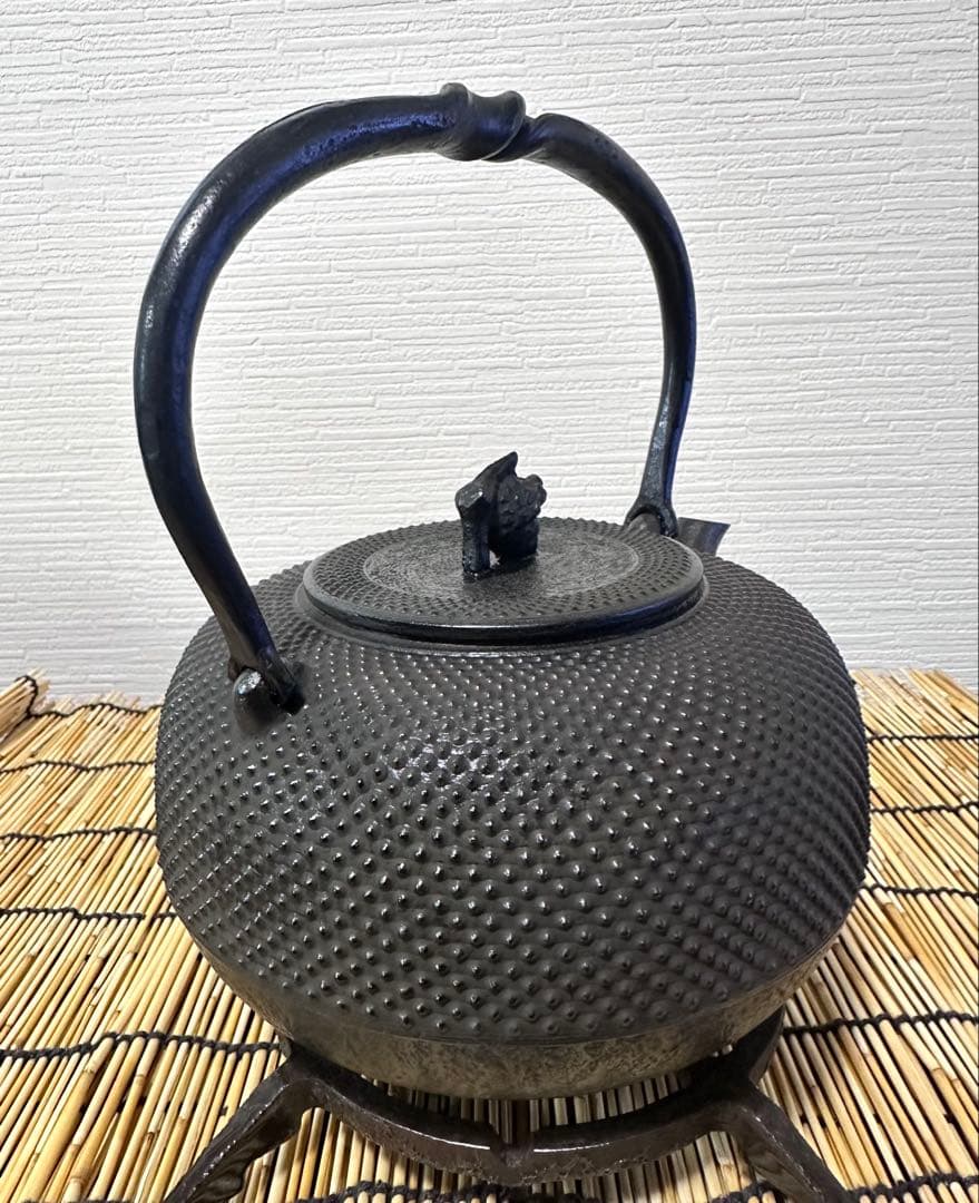 未使用品、供箱、栞付　南部秀山堂　佐藤 勝弘作　１５型アラレ　鉄瓶　南部鉄瓶