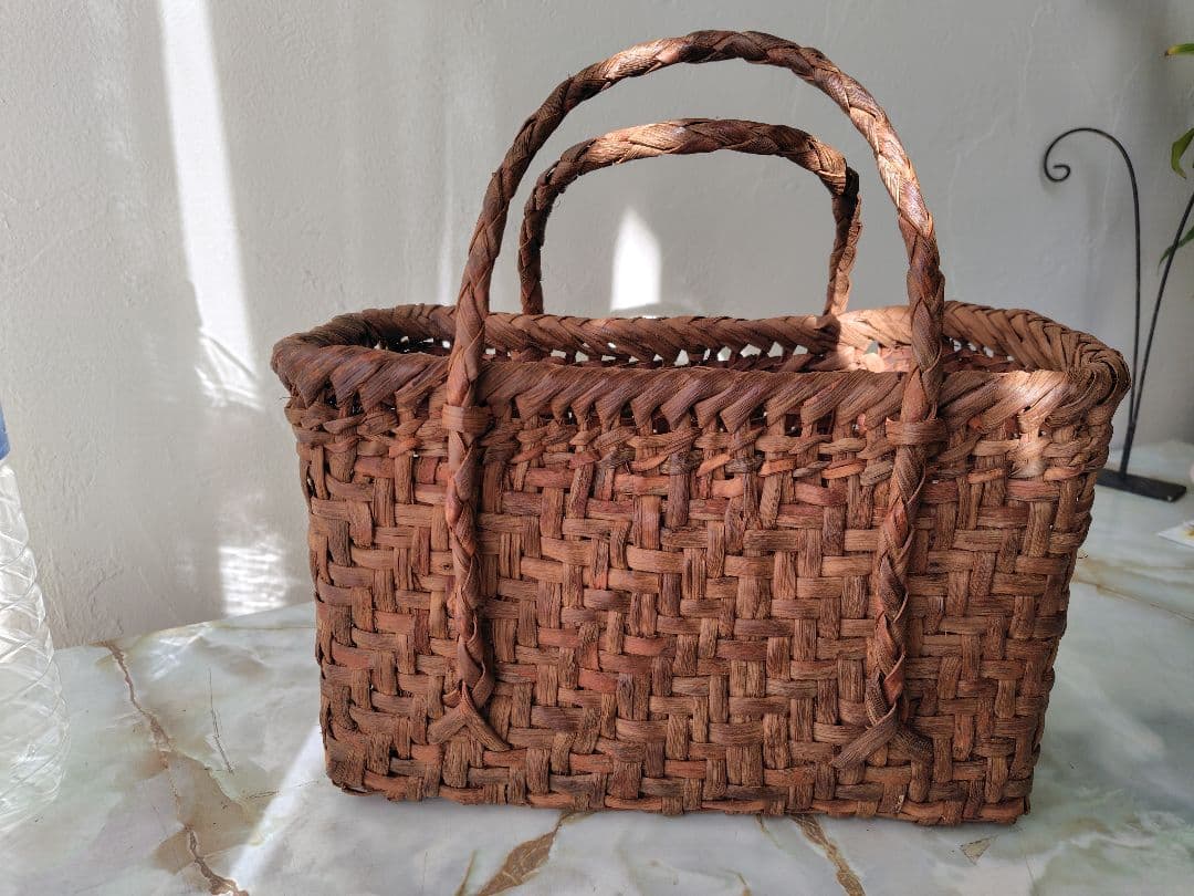 筒井幸彦さんの山葡萄カゴバッグ