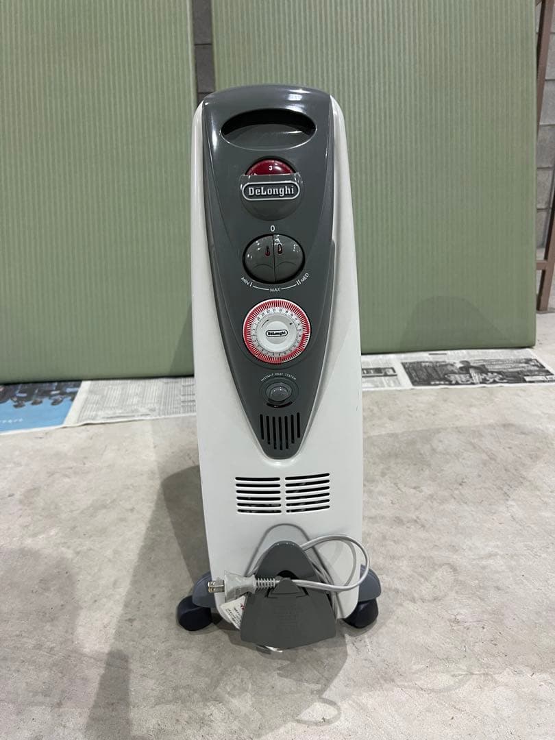 DeLonghi 縦型温風機 移動用キャスター付き