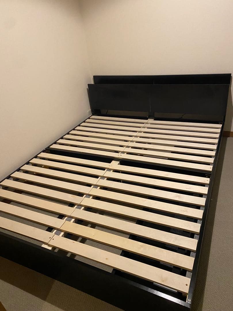 クイーンサイズ　引出し・コンセント付ベッドフレーム