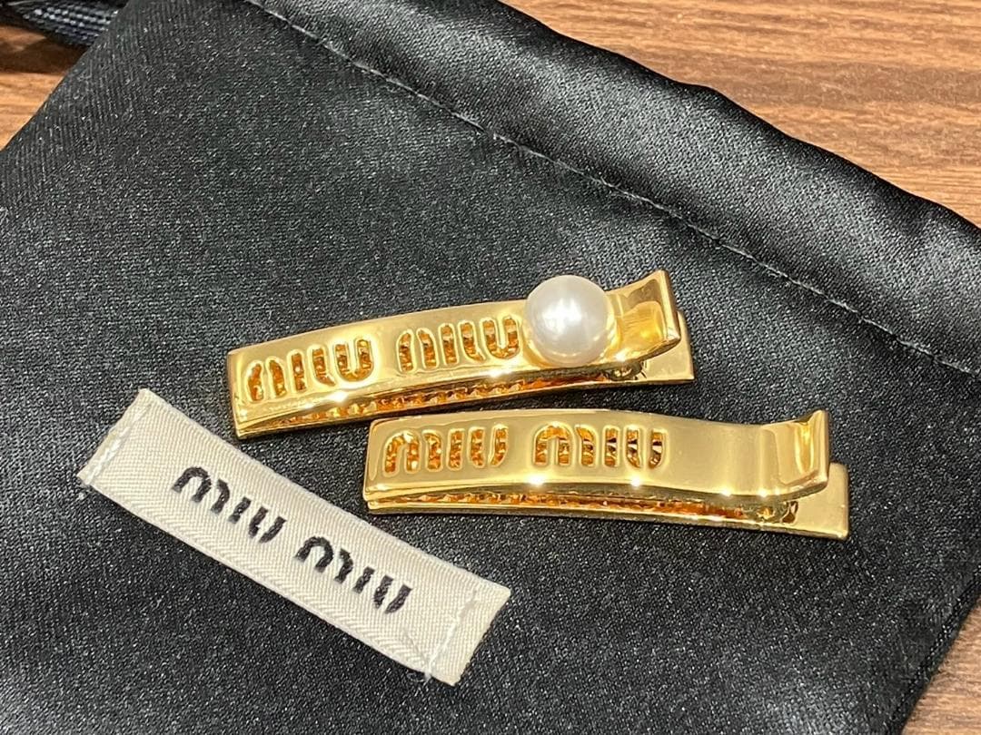 405:MIU MIU ミュウミュウ ヘアクリップ パール付 2個組エンボスロゴ