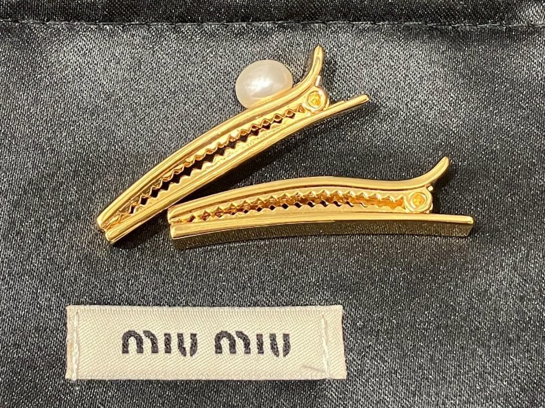 405:MIU MIU ミュウミュウ ヘアクリップ パール付 2個組エンボスロゴ