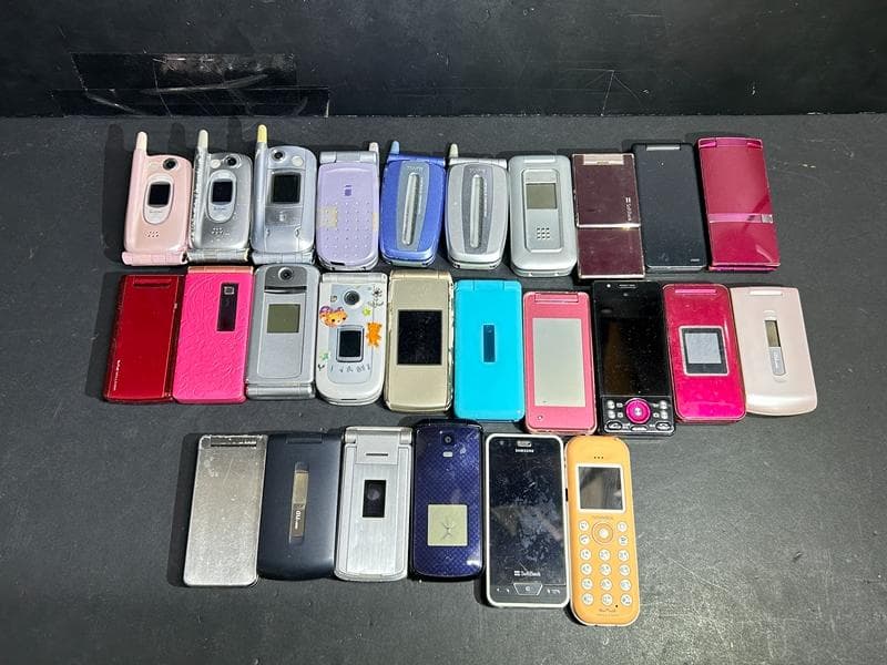 大量 携帯電話 ガラケー docomo/au 他 26台 ジャンク 部品取り