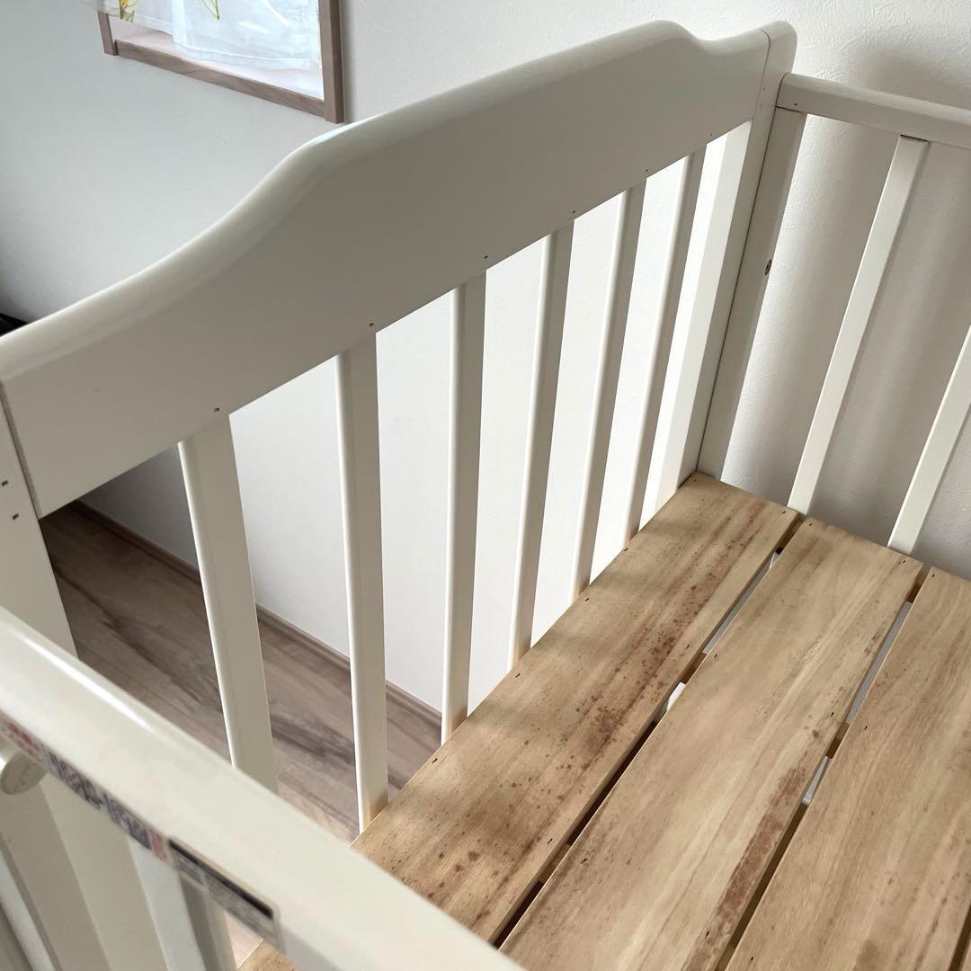 【人気商品】カトージ　ホワイト　 ハイシートベビーベッド