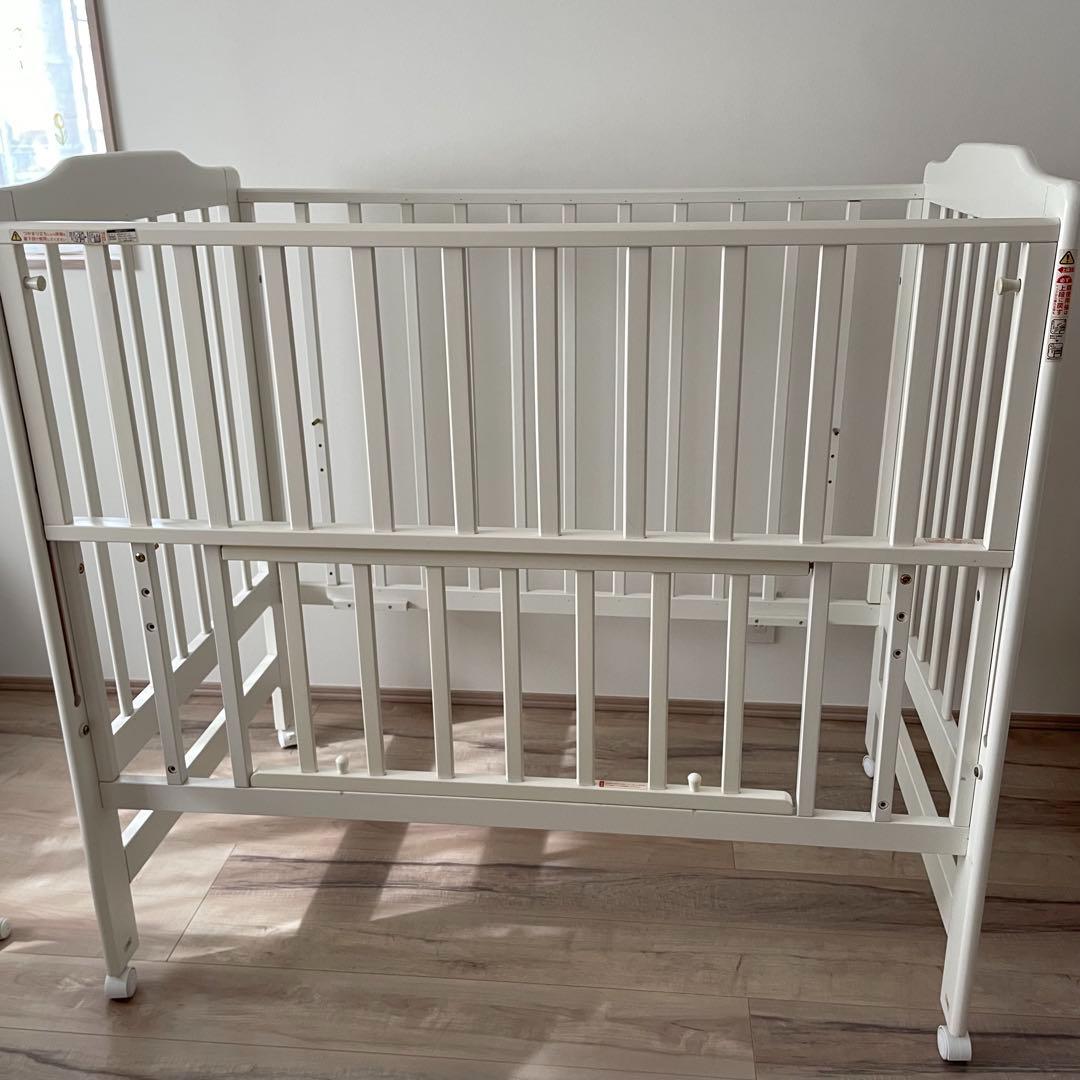 【人気商品】カトージ　ホワイト　 ハイシートベビーベッド