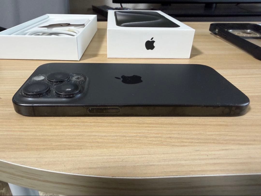 Apple iPhone 15 Pro ブラックチタニウム 本体