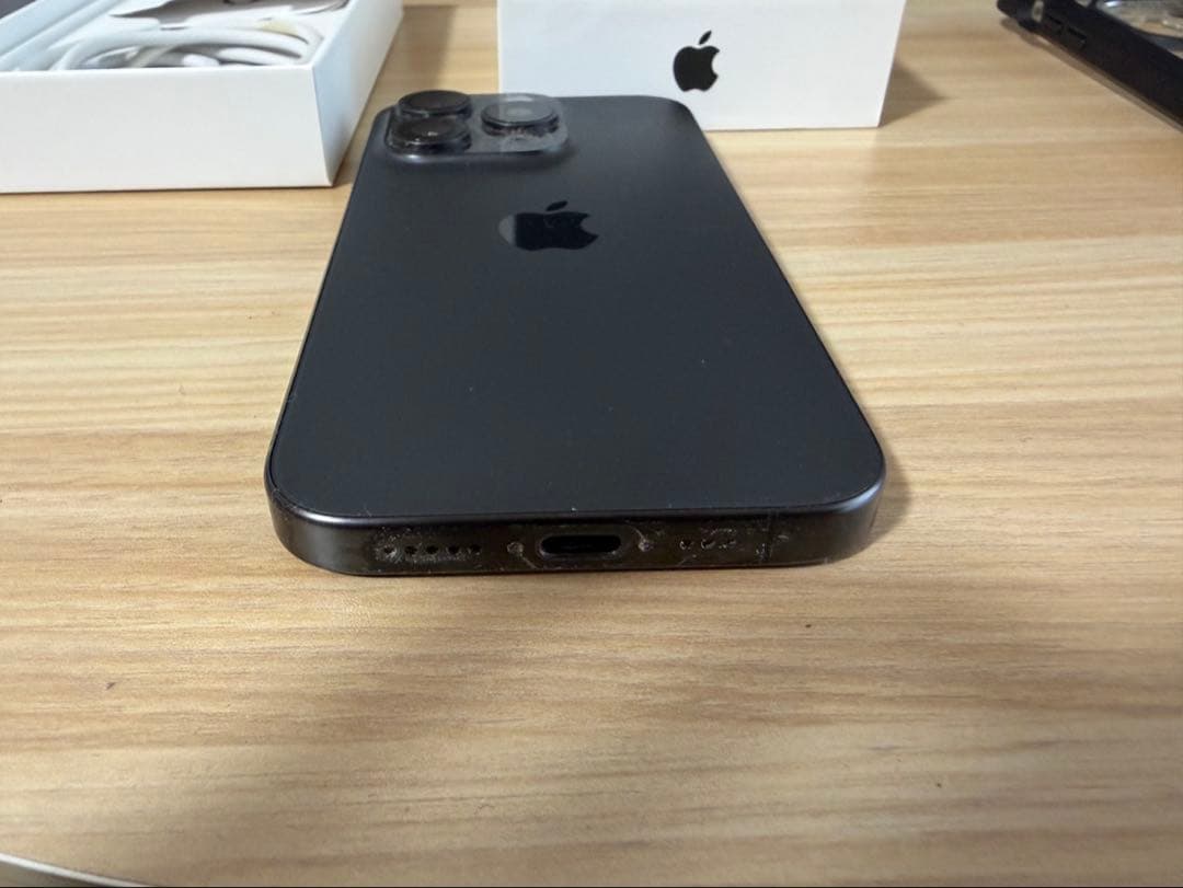 Apple iPhone 15 Pro ブラックチタニウム 本体